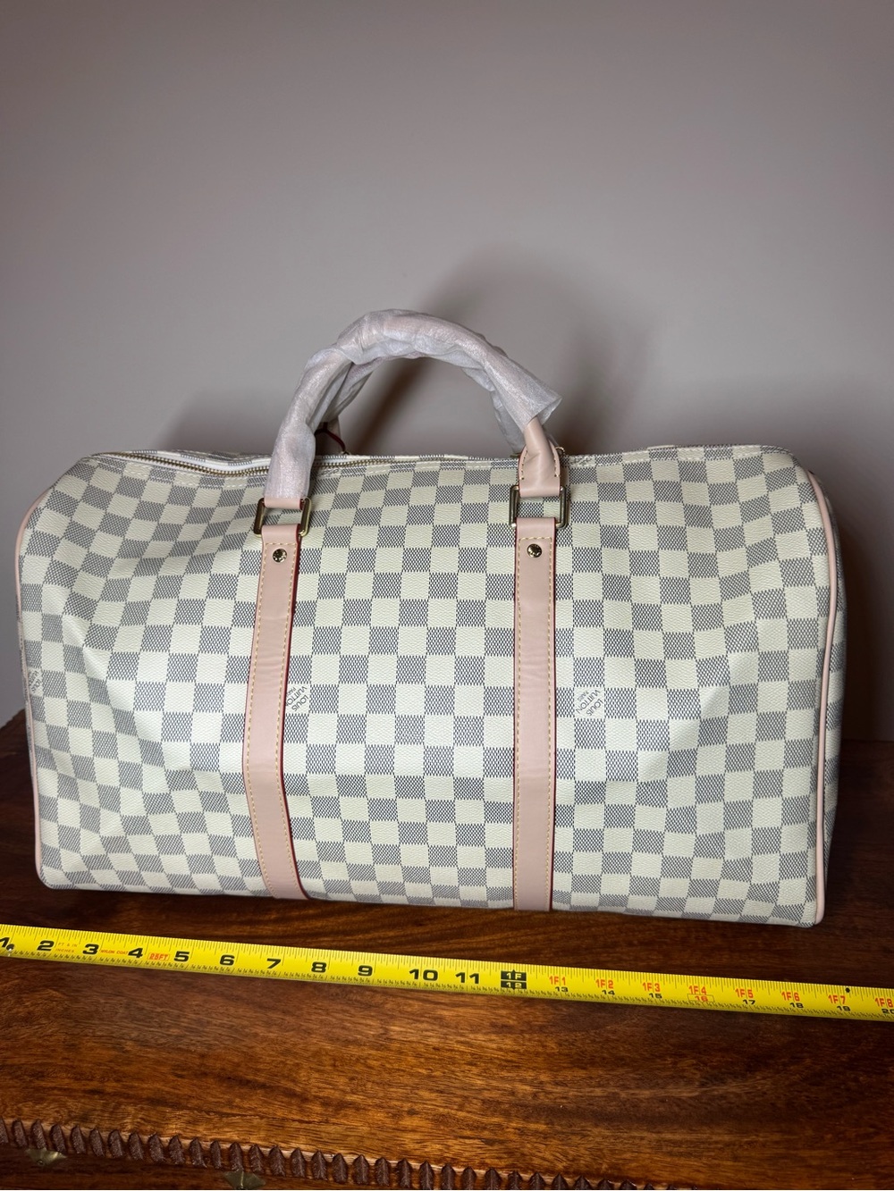 Light Gray Checkered Travel Duffel Bag. No Brand. - Picture 4 of 6
